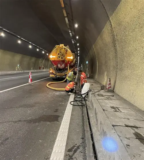 虎丘隧道排水渠清淤